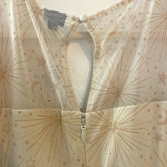 NWT TORRID DRESS - STAR MOON PRINT - MIDI A-LINE MESH FLUTTER SLEEVE PLUS SIZE - Picture 5 of 6